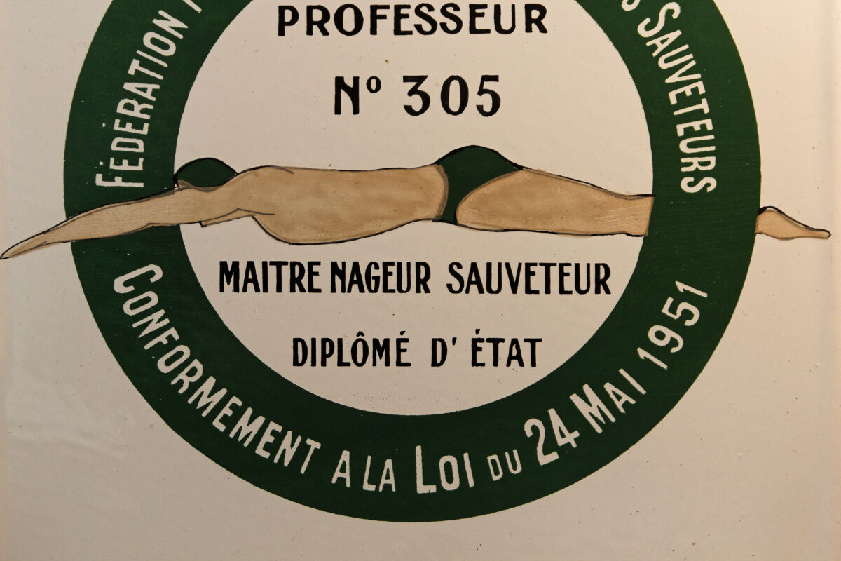 Enamelled lifeguard plaque