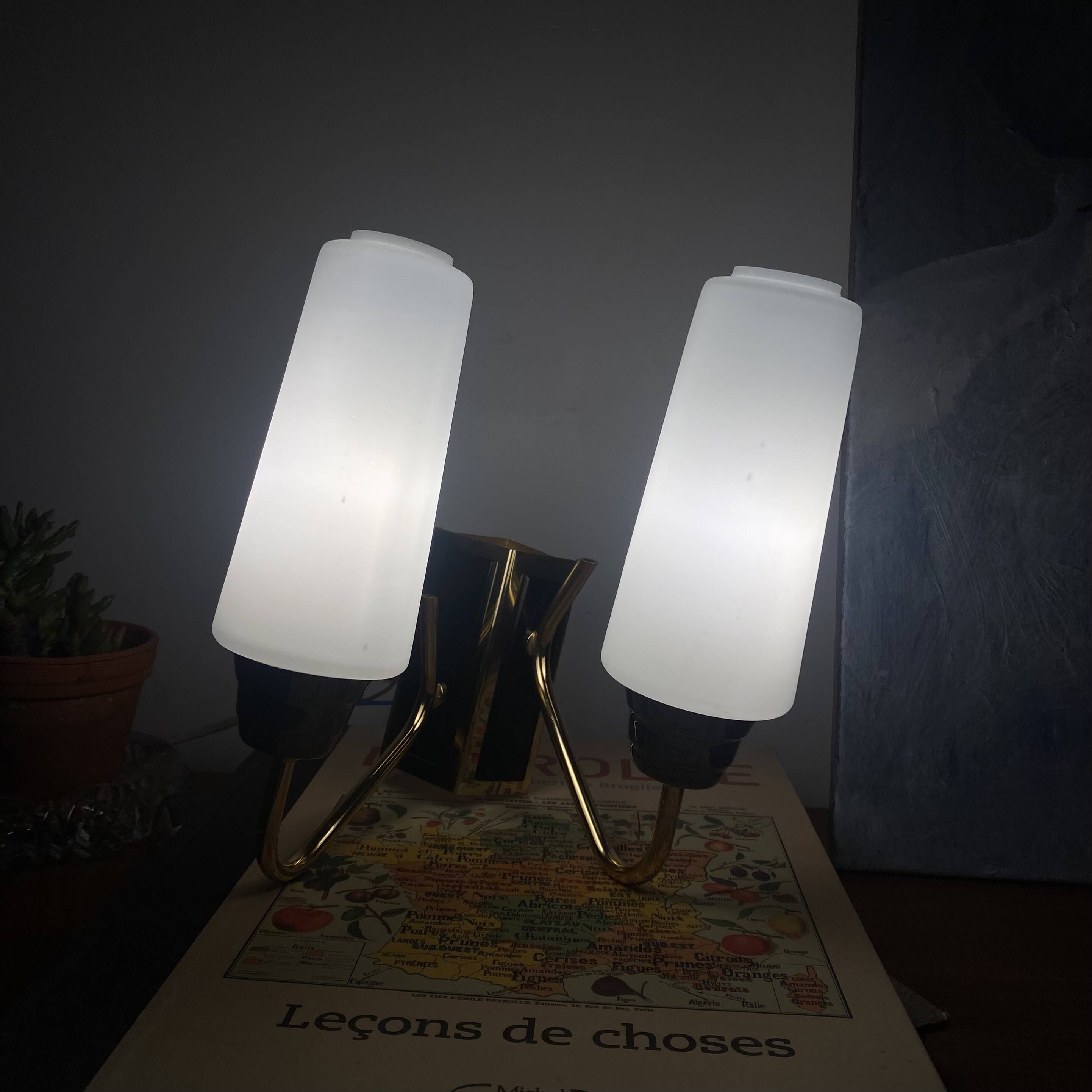Double corner wall light 1950s 1960s in gilded metal with glass tulips.