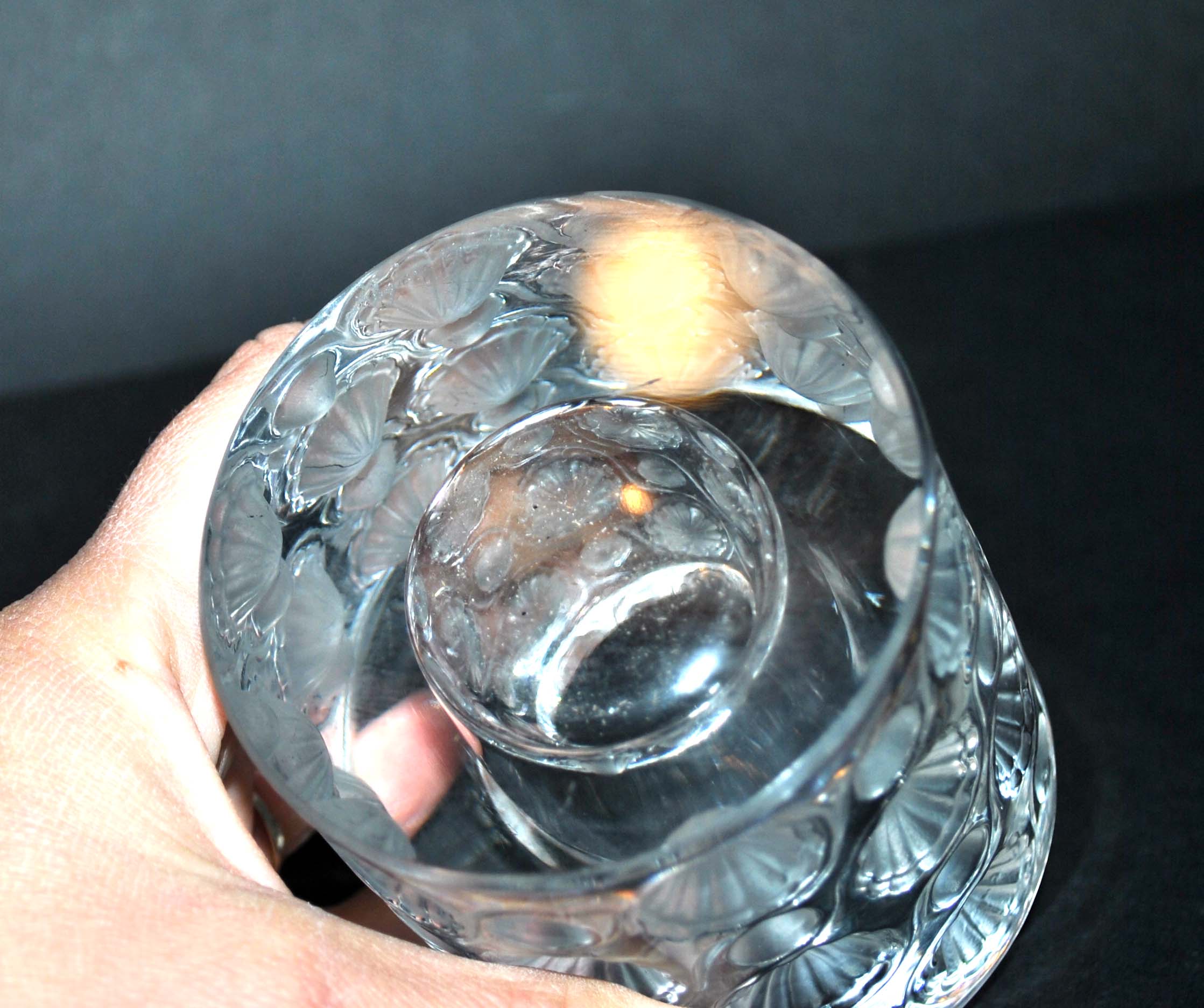 Photophore lalique modèle tokyo orné de fleurs et perles dépoli signé lalique france