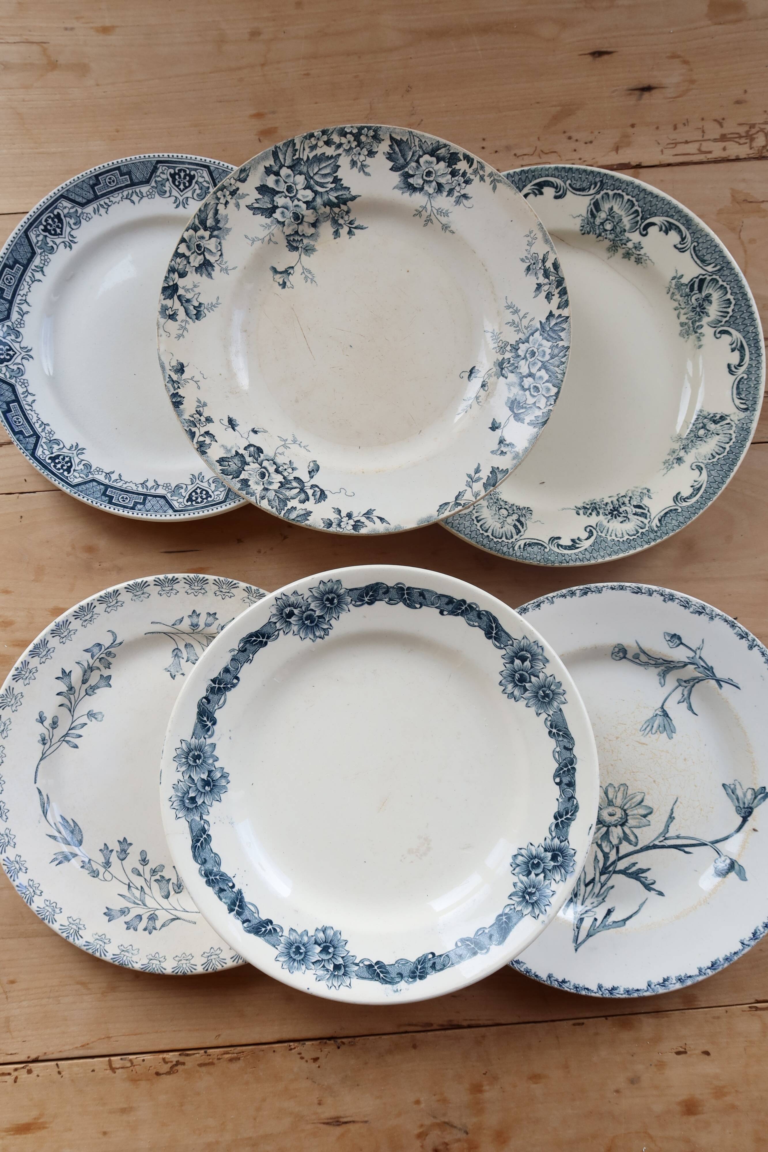 Mismatched vintage flat plates in ironstone - Blue decor