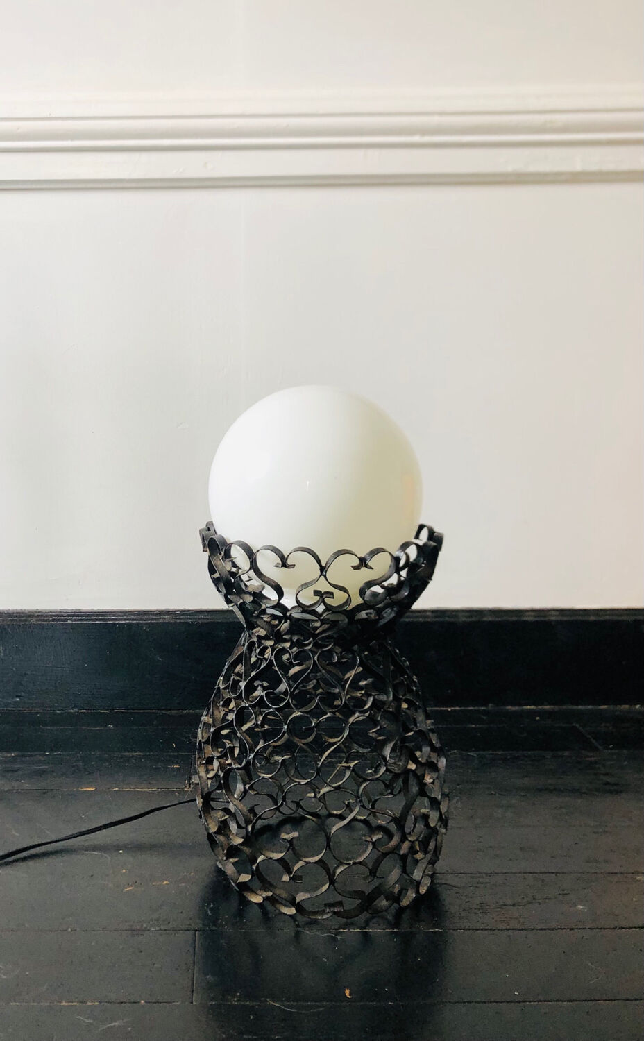 Lampe en fer forgé noir et globe en verre blanc