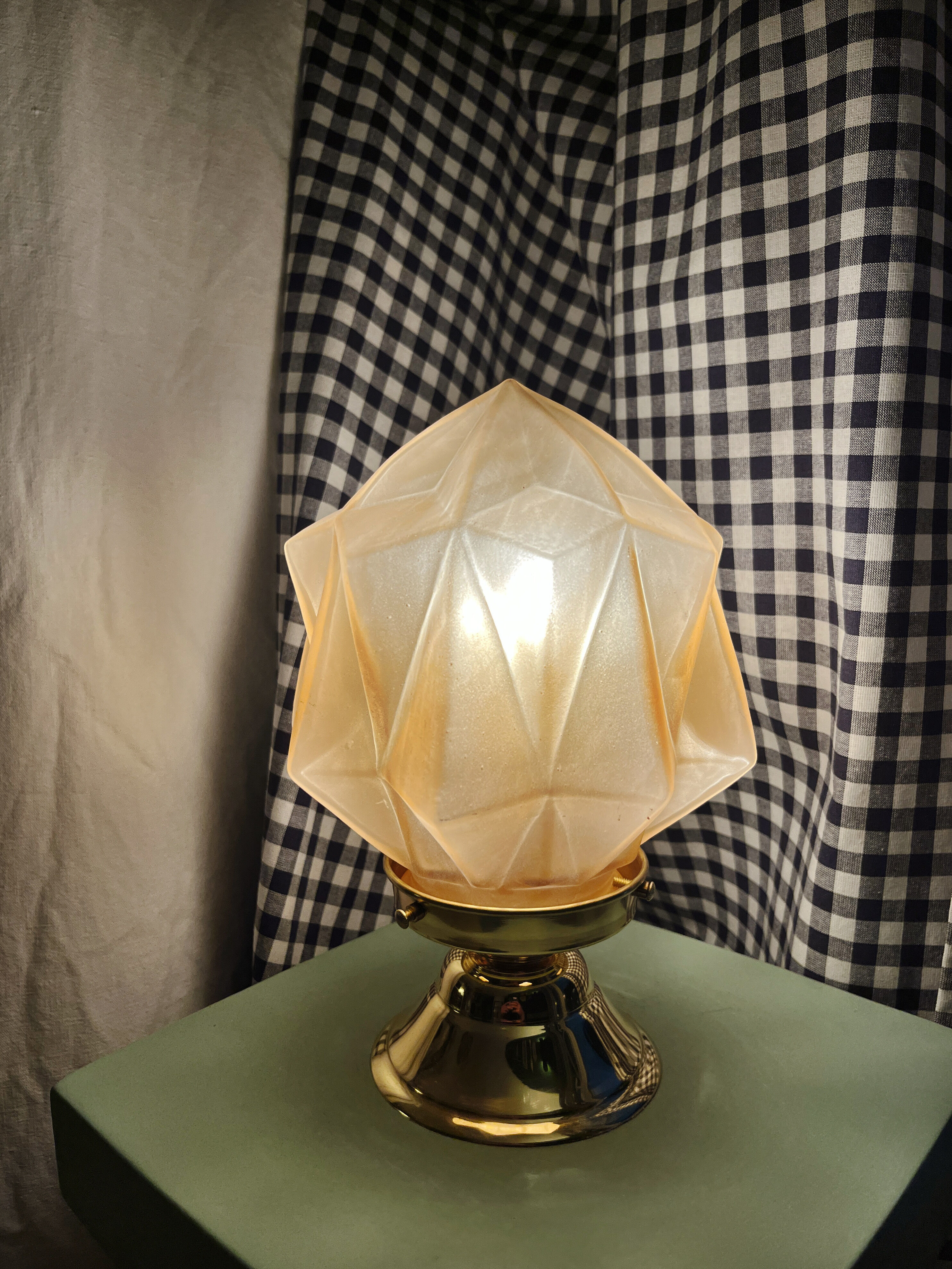 Pink star table lamp