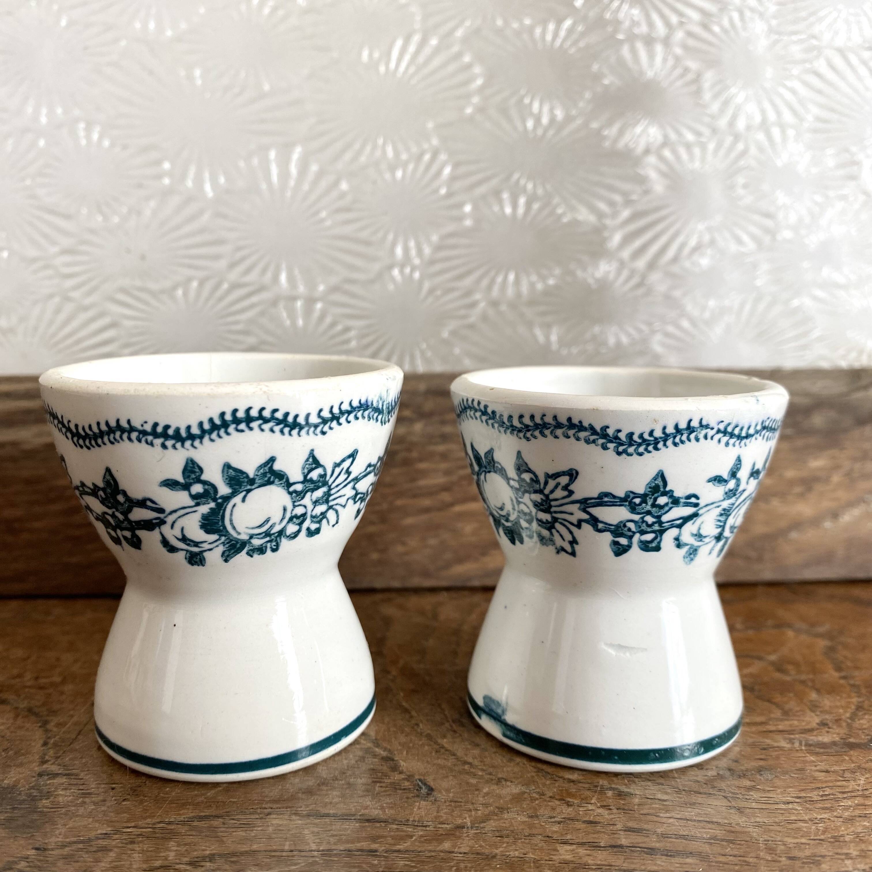 Diabolo egg cups in iron earth