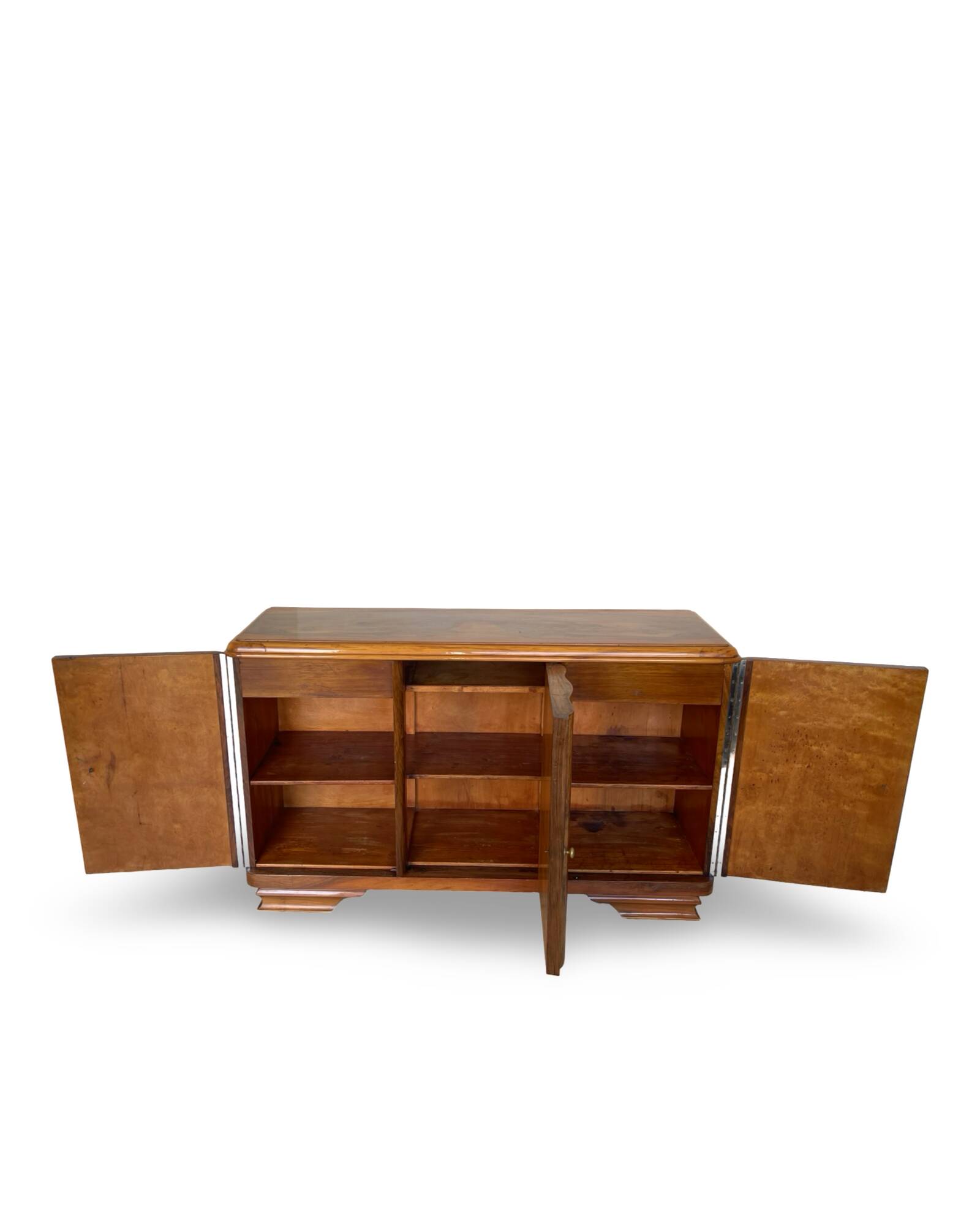Italian Art deco burl walnut sideboard, of great quality.