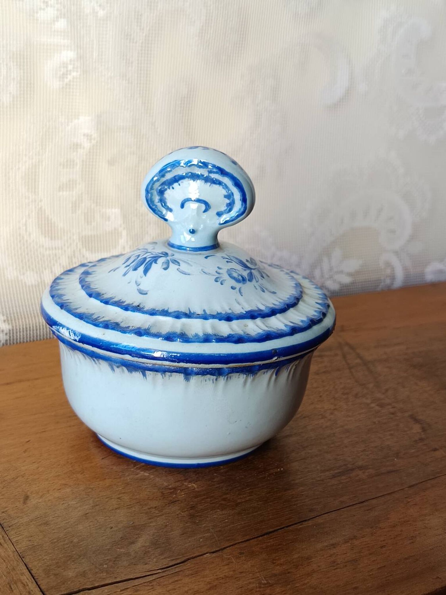 Powder pot or sugar bowl in Couleuvre porcelain, Rouen decoration - 1930