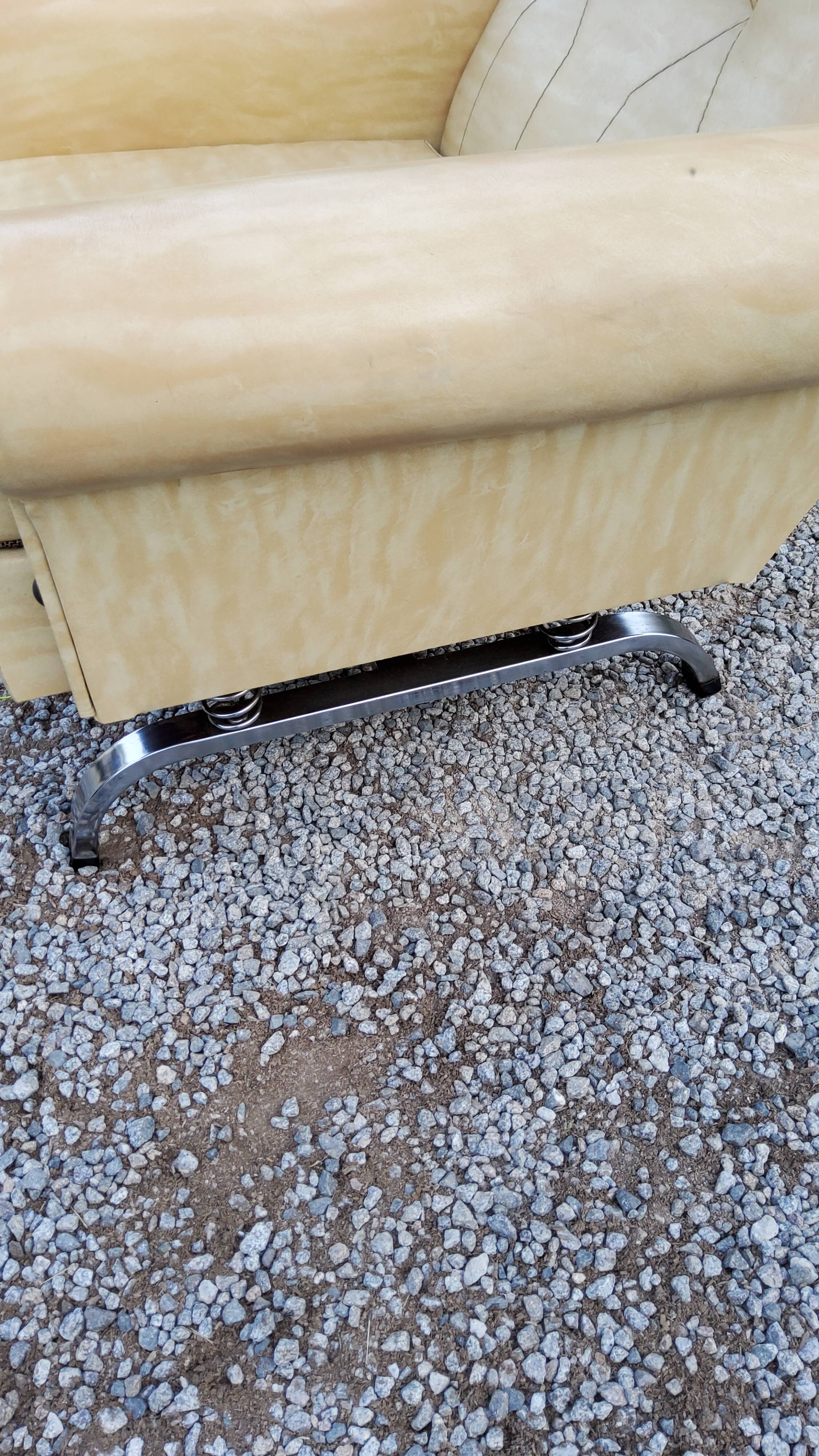 Fauteuils et canapé des années 60/70 en moleskine et piètement chromé sur ressorts