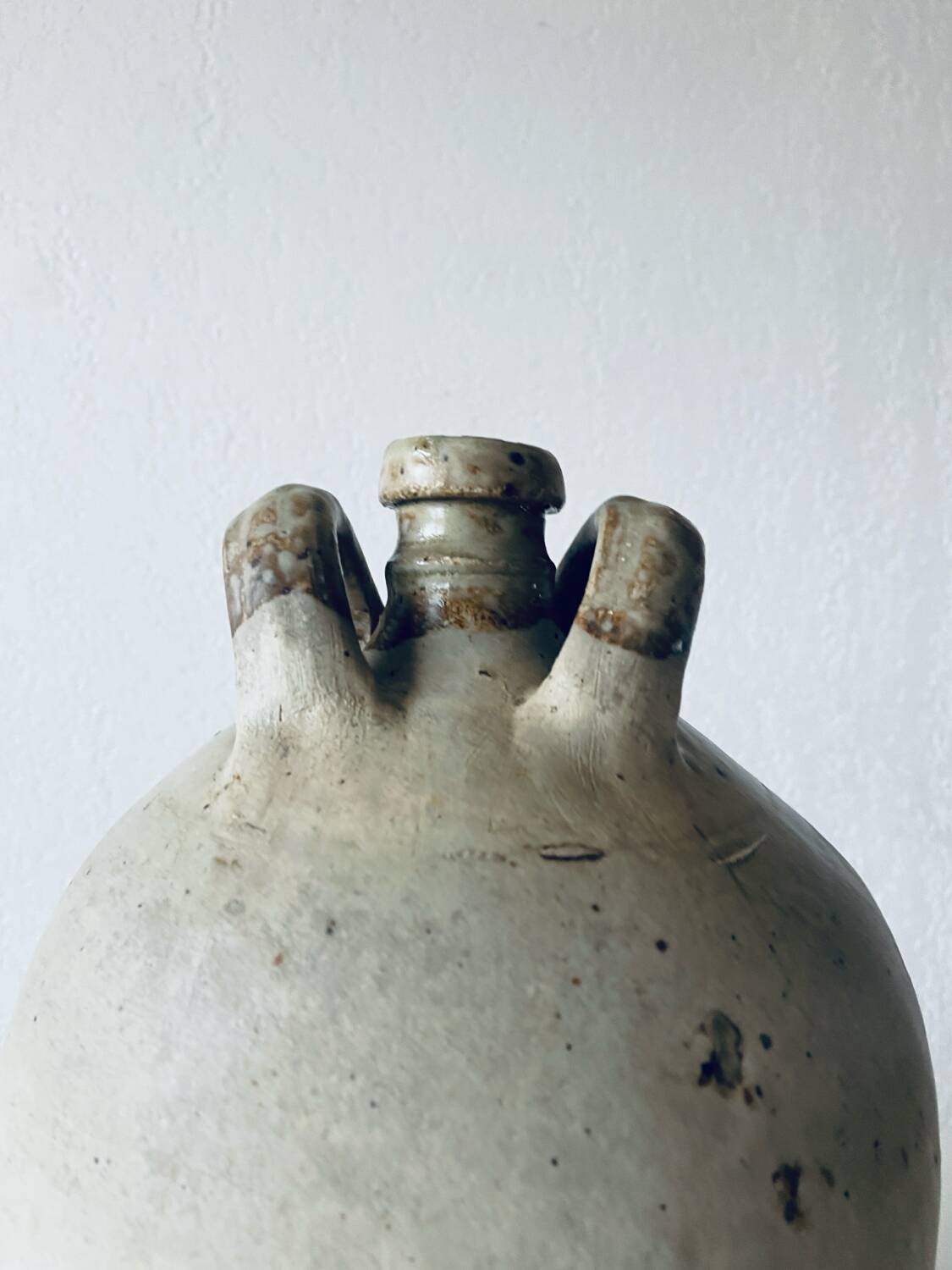 Grande cruche bohème en terre cuite