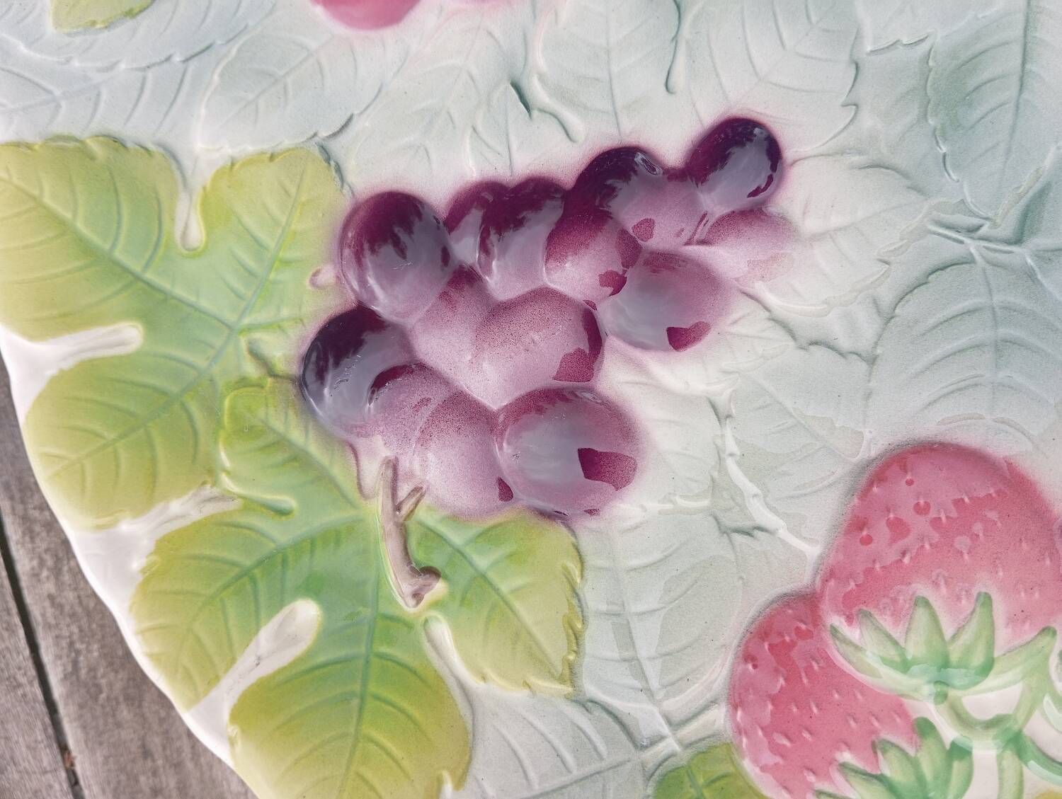 Plat à gâteau / coupe fruit faience barbotine de St Clement
