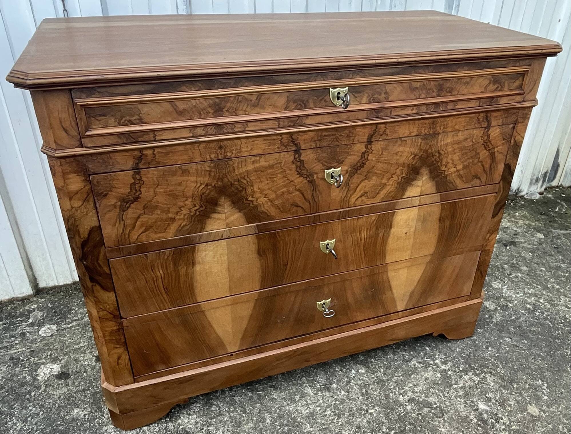 Chest of drawers in walnut and burr walnut, late 19th century, 4 drawers