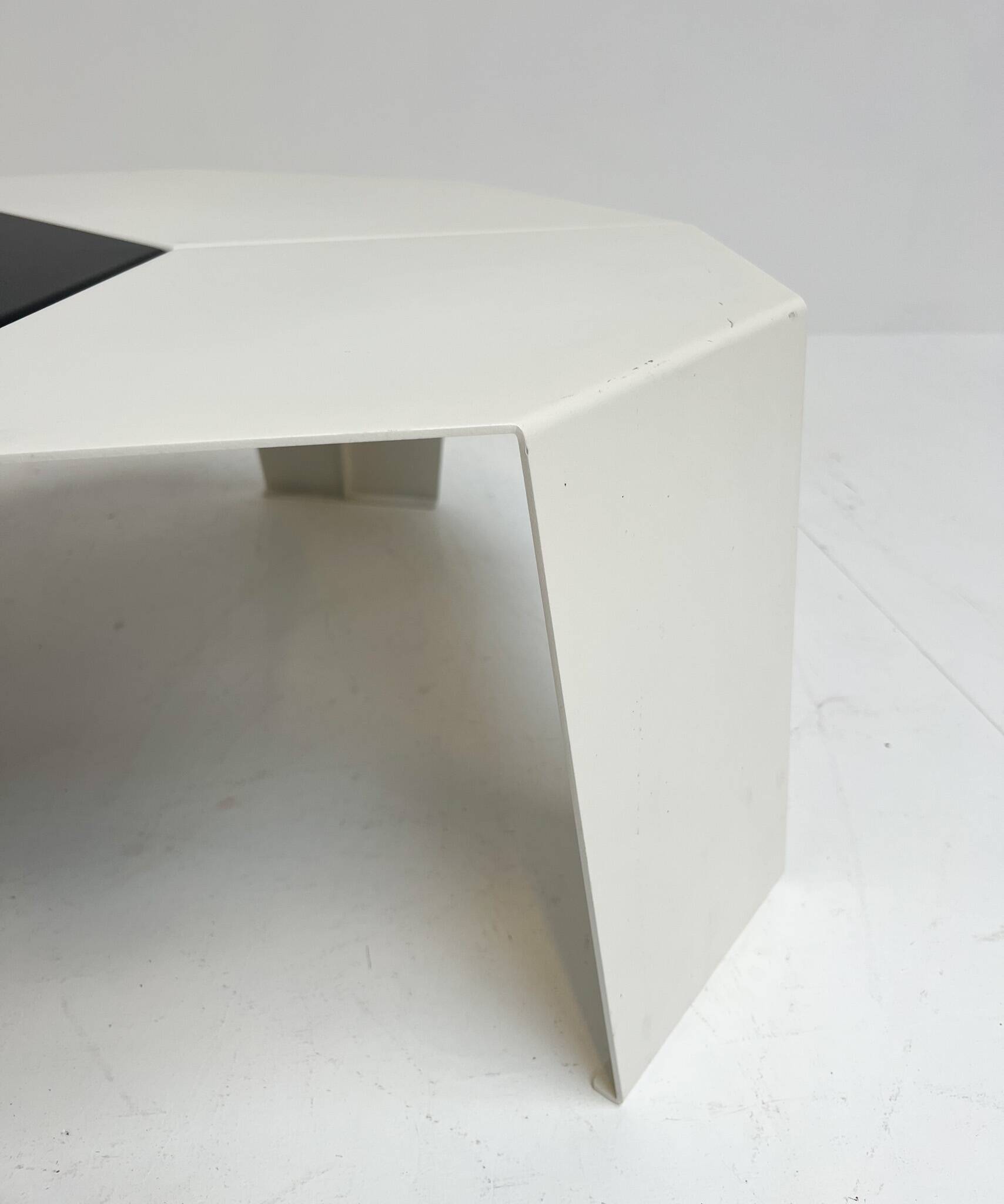 Table d'appoint OVNI par Edwin van Sommeren, après 2000