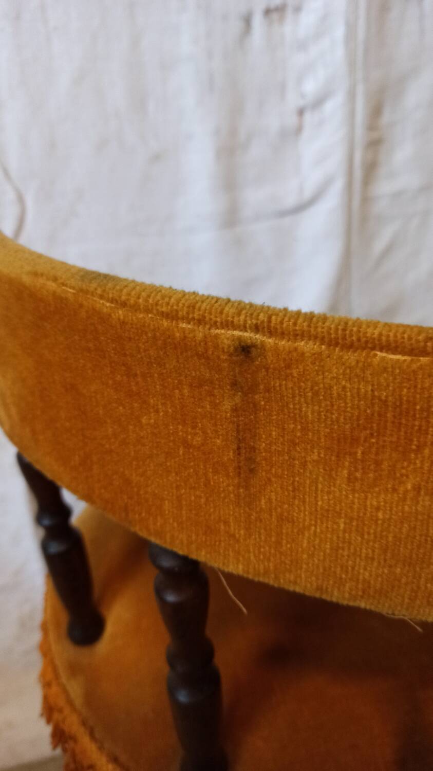 Chaise de chambre en velours ocre et pompons