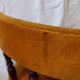 Chaise de chambre en velours ocre et pompons