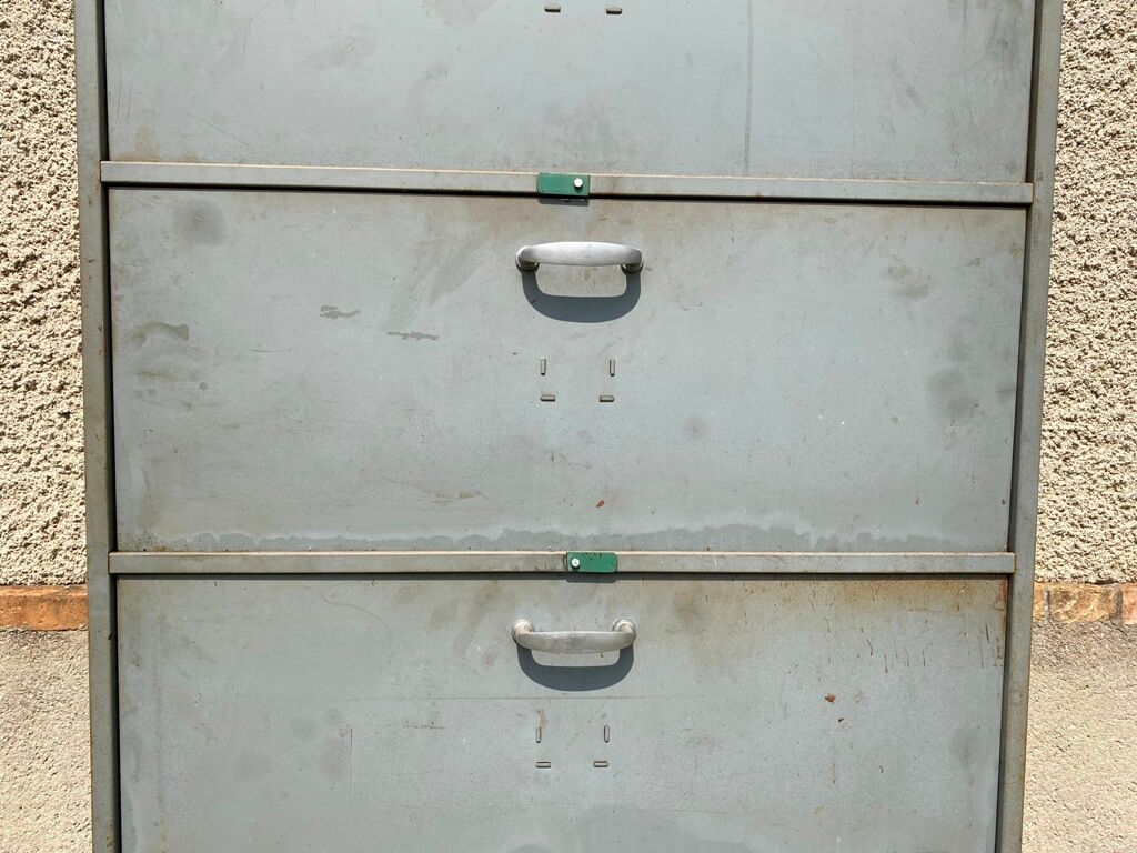 Meuble de rangement à 4 portes clapets pivotants casier industriel métal marque années 1950
