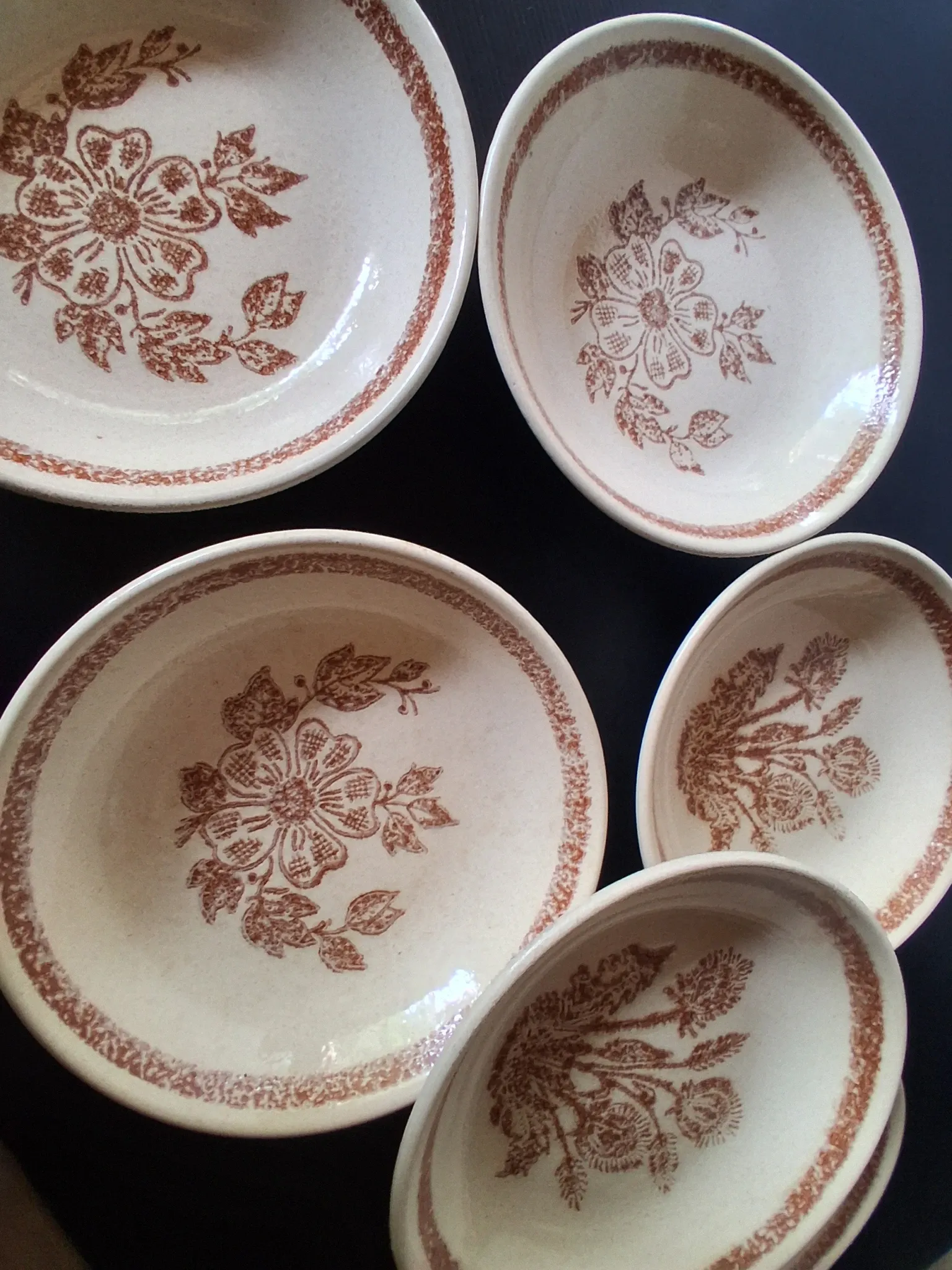 6 beige ceramic deep plates in very good condition.