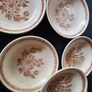 6 beige ceramic deep plates in very good condition.