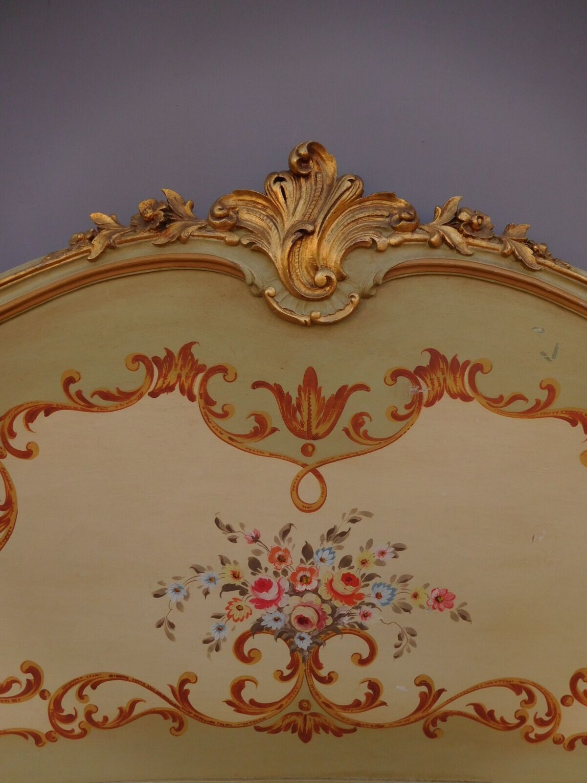Cadre de lit en bois laqué décors floraux années 1950 style Louis XV