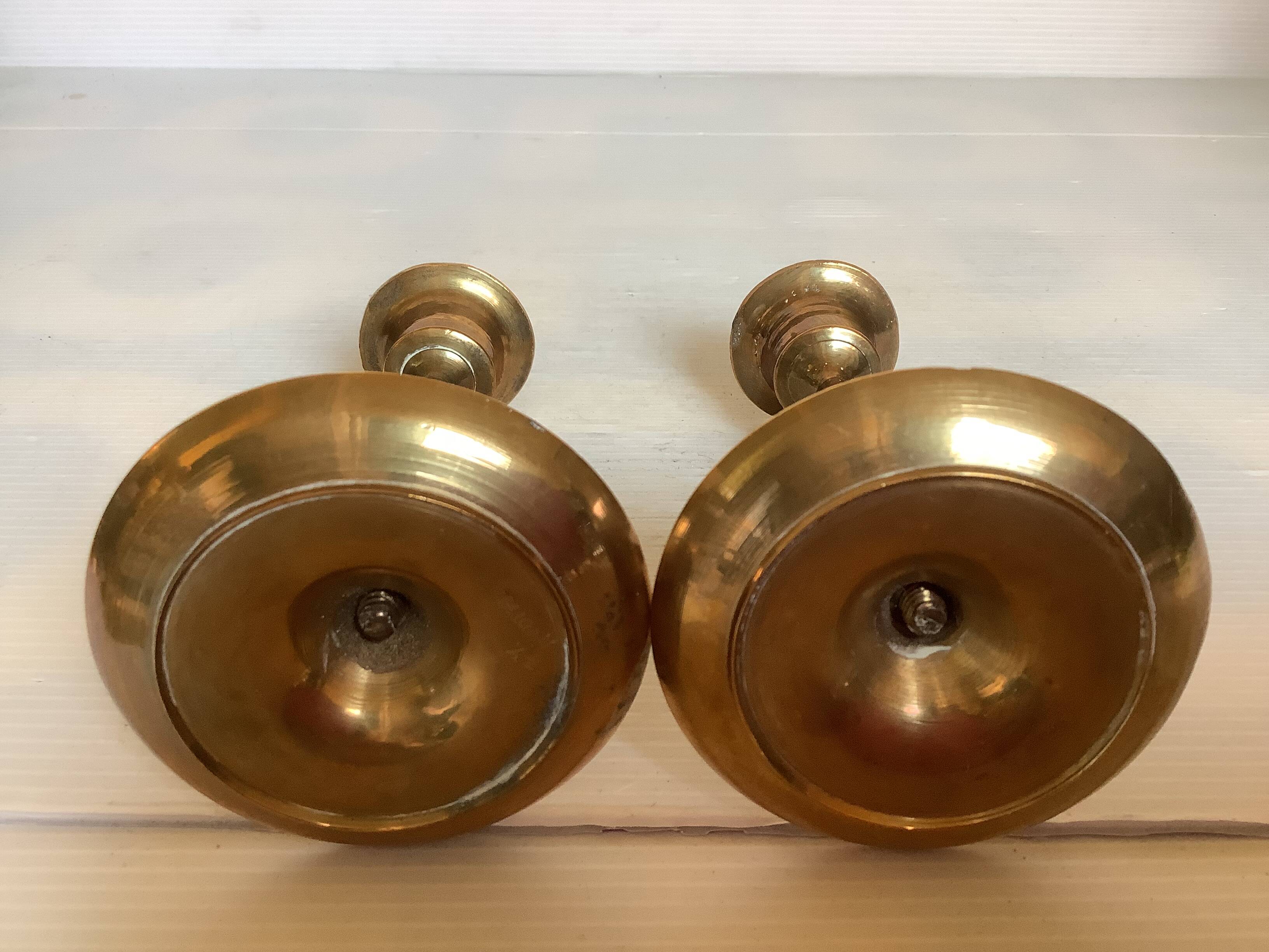 Paire de petits bougeoirs en laiton