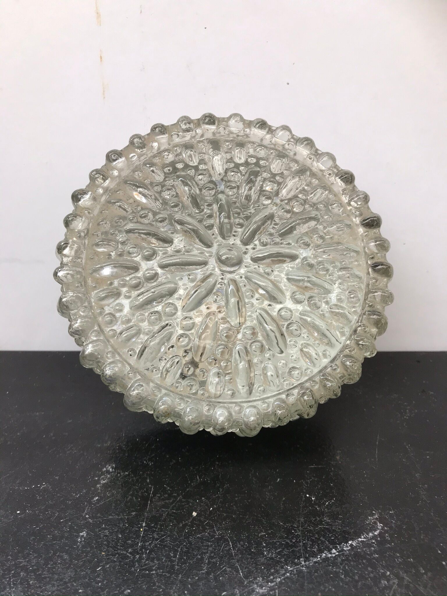 Platfonr Applied Rond Moulded Glass - Vintage White Metal Support