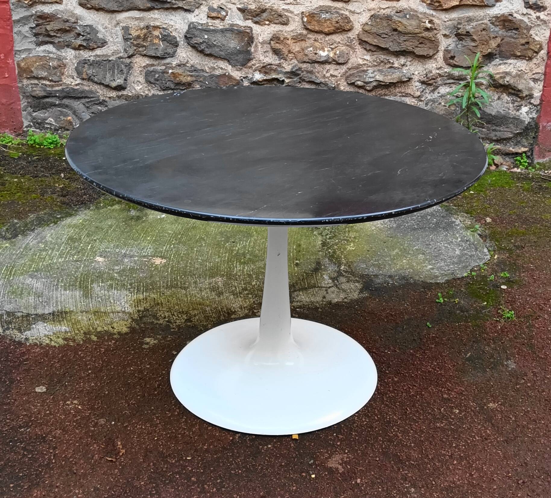 Round coffee table with tulip foot from the 70s