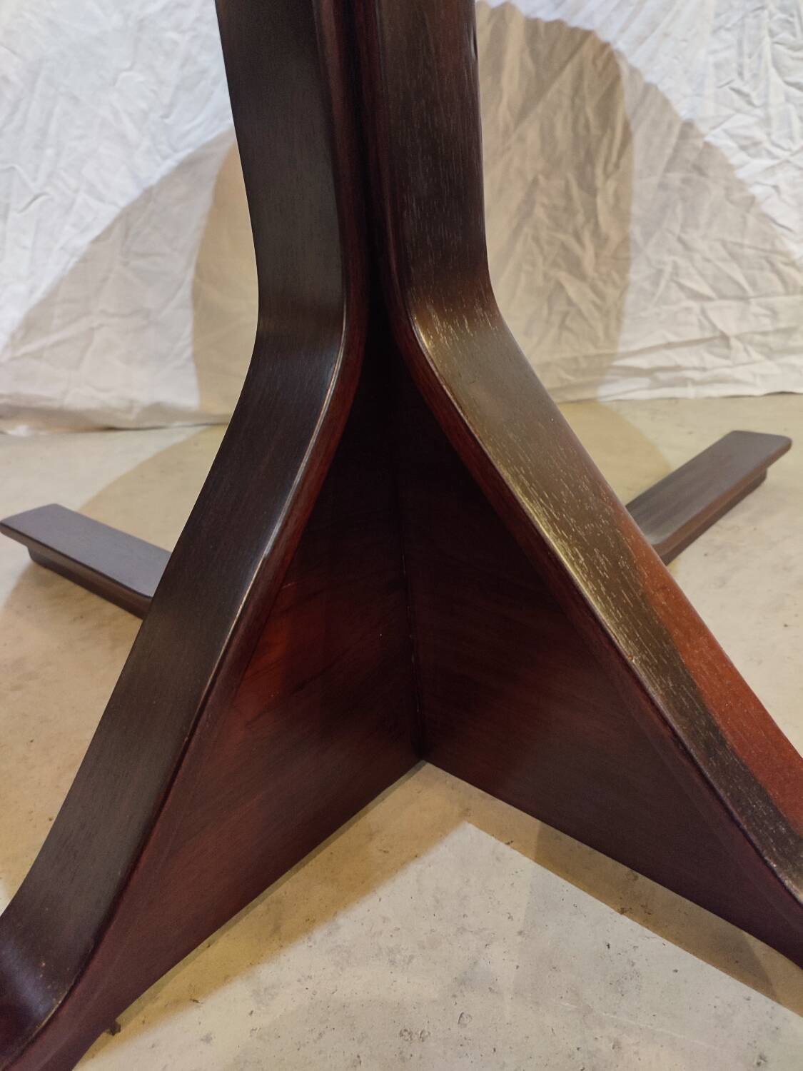 Vintage round dining table, model 522 by Gianfranco Frattini by Bernini