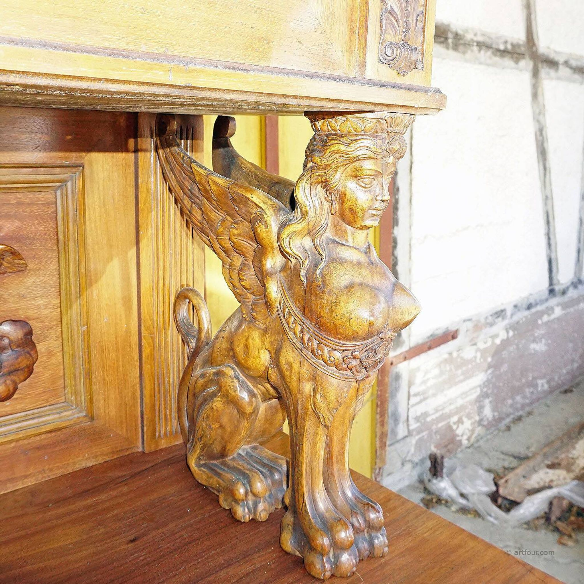 Buffet ancien en bois sculpté avec plusieurs sculptures
