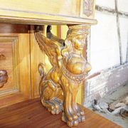 Buffet ancien en bois sculpté avec plusieurs sculptures