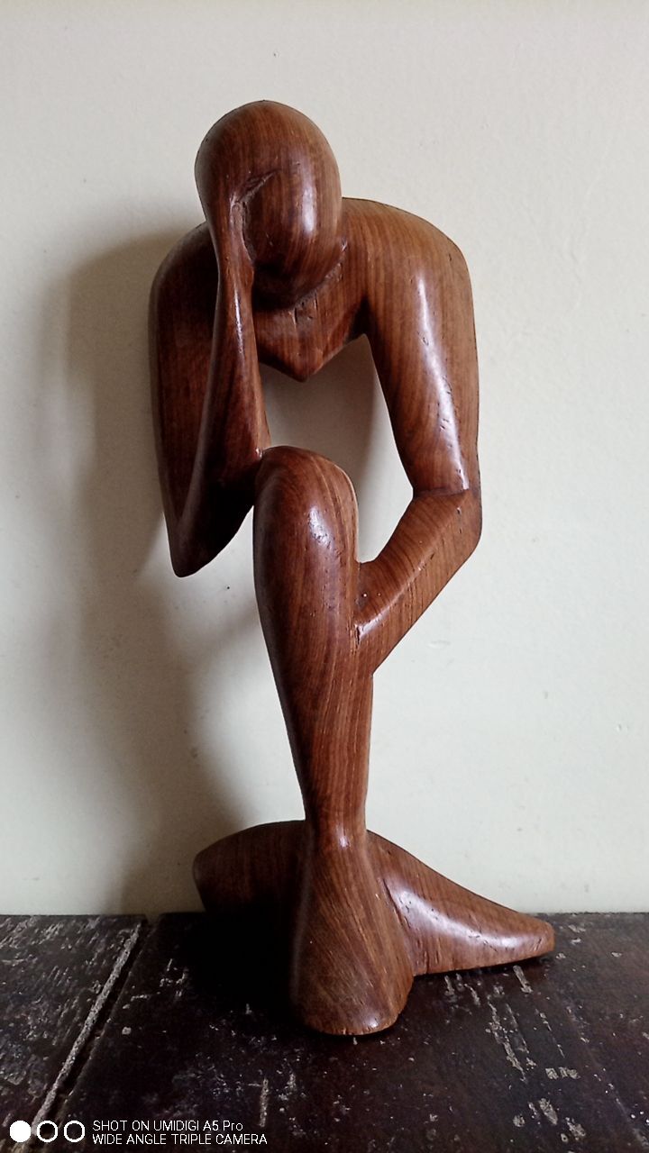 Wood carving Maurice Tavernier (1926 - 2018) pensive man 30 x 14 x 8 cm