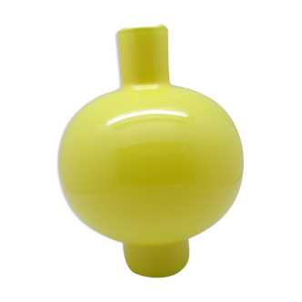 Decorative vase in yellow opaline