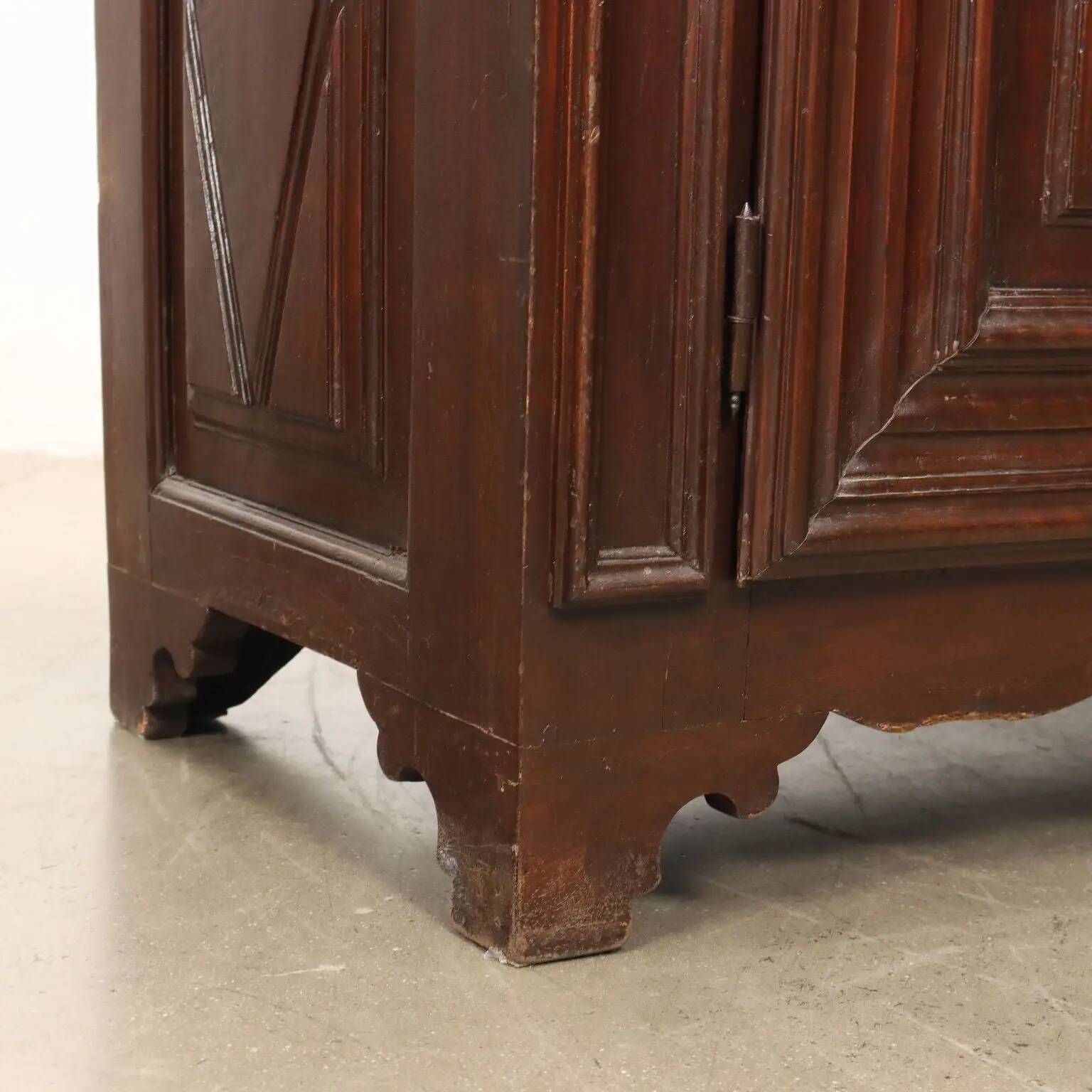 Antique baroque wardrobe in walnut, Italy, 18th century.