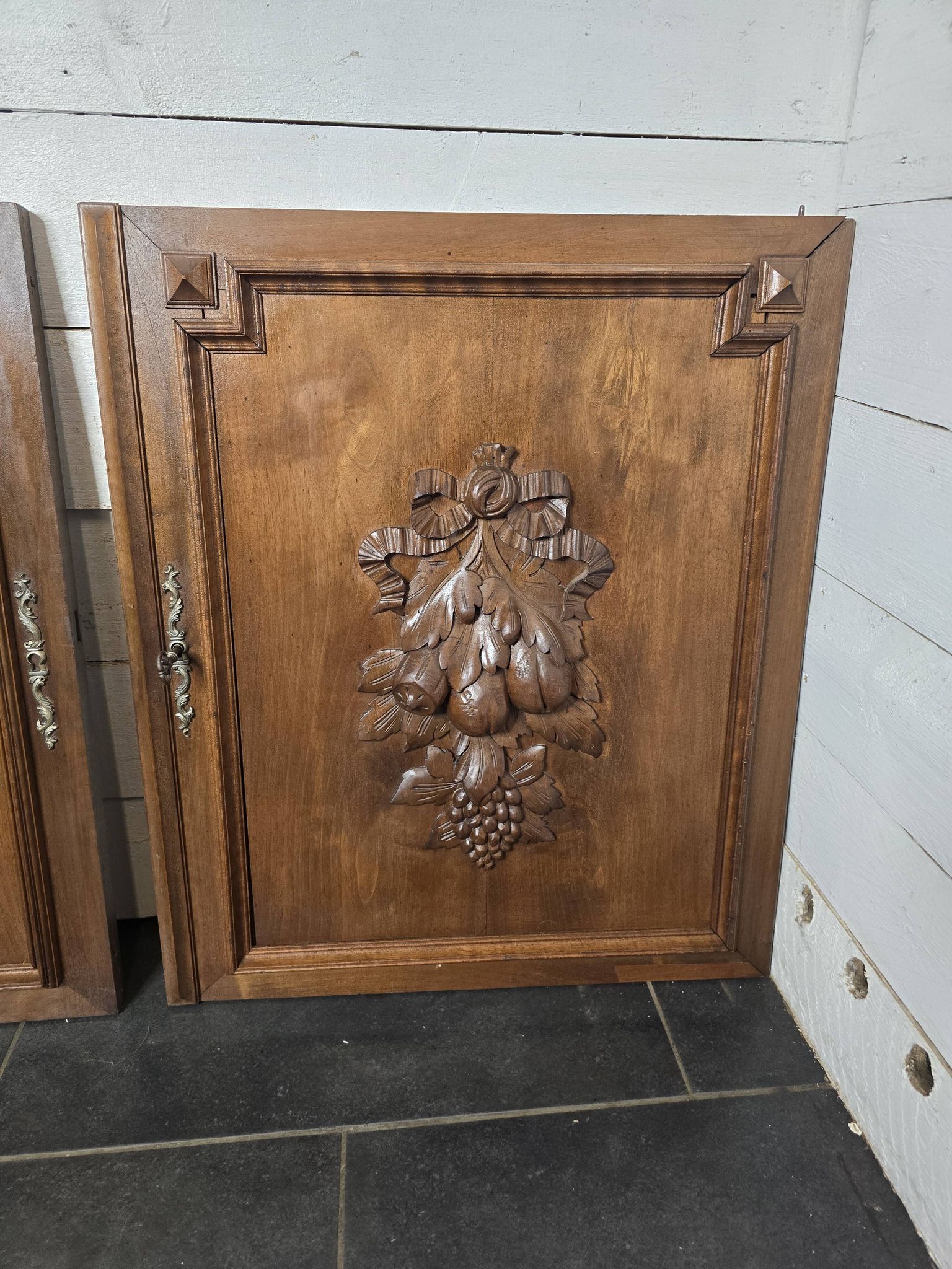 Paire de portes en bois sculpté en noyer