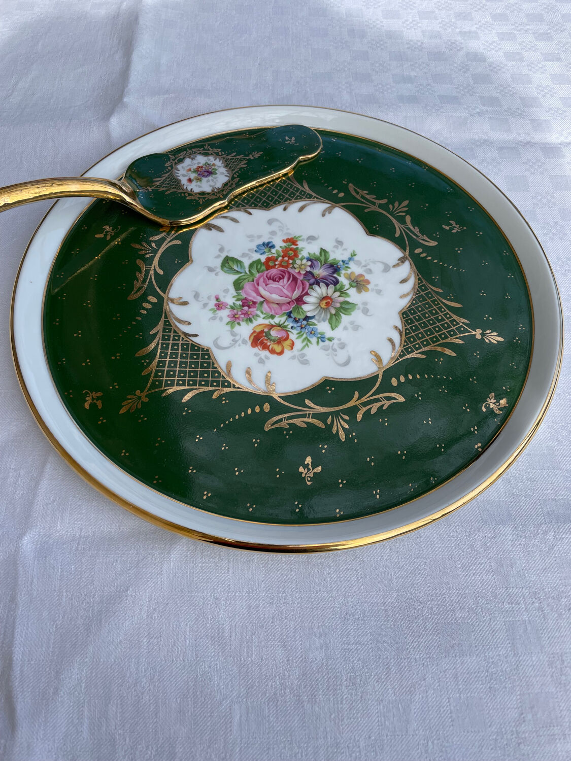 Pie dish with shovel