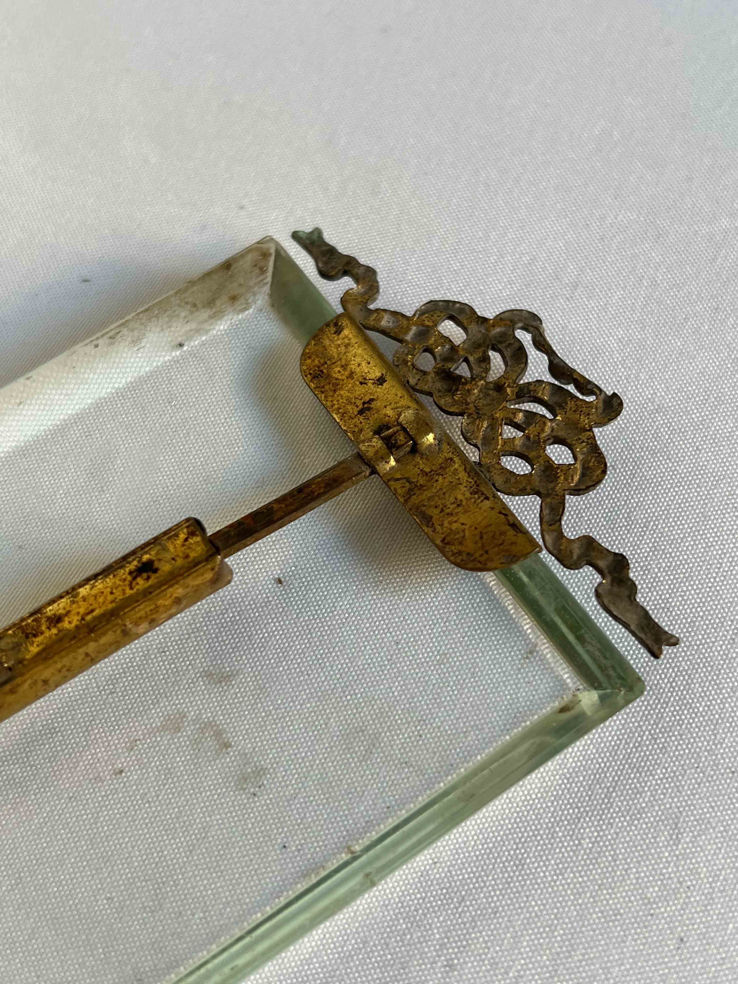 Frame in brass and beveled glass