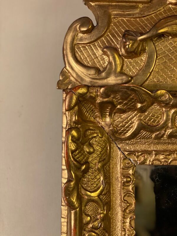 Miroir régence en bois sculpté doré début XVIIIème siècle