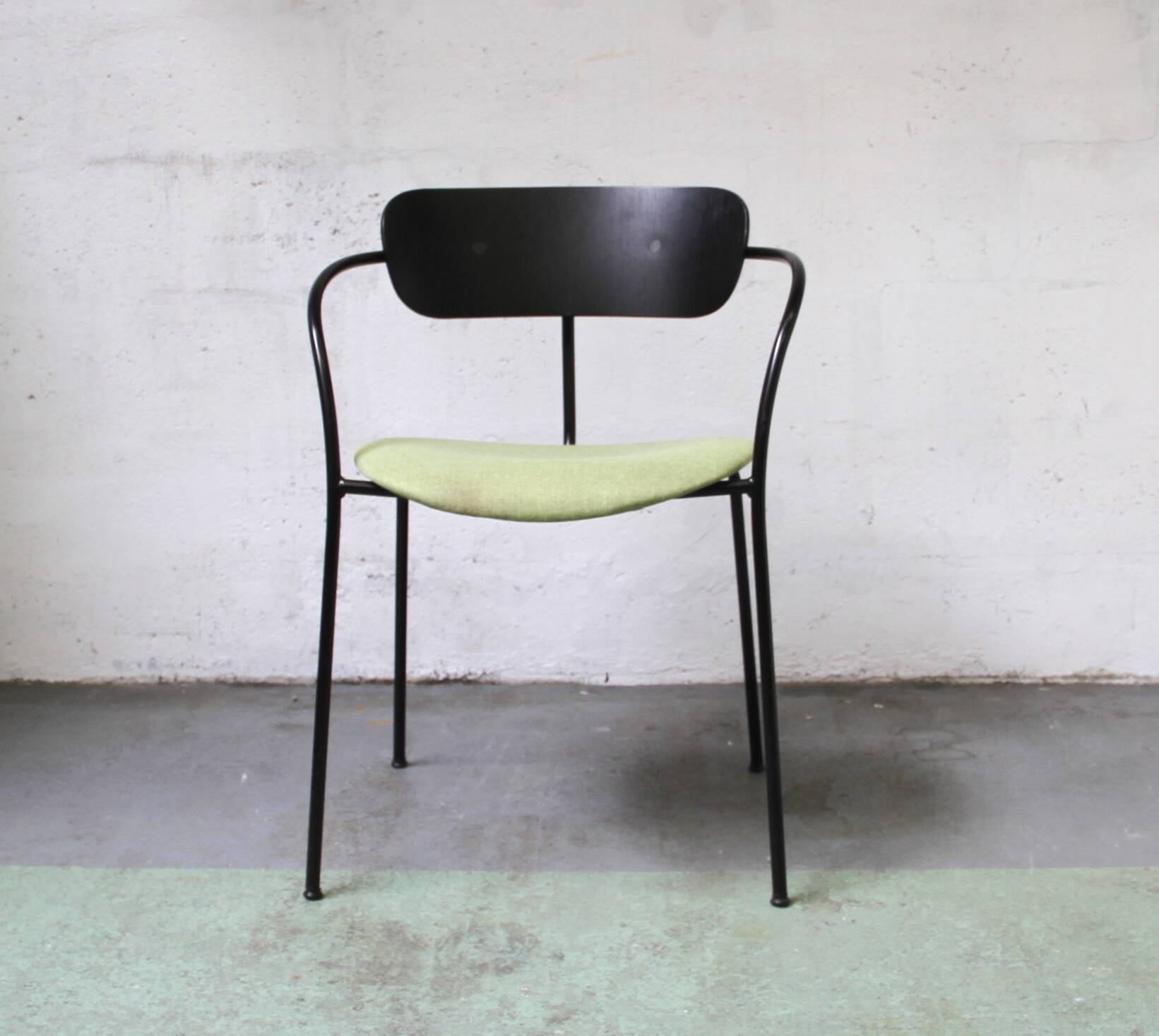 Pavilion AV4 chair, & Tradition