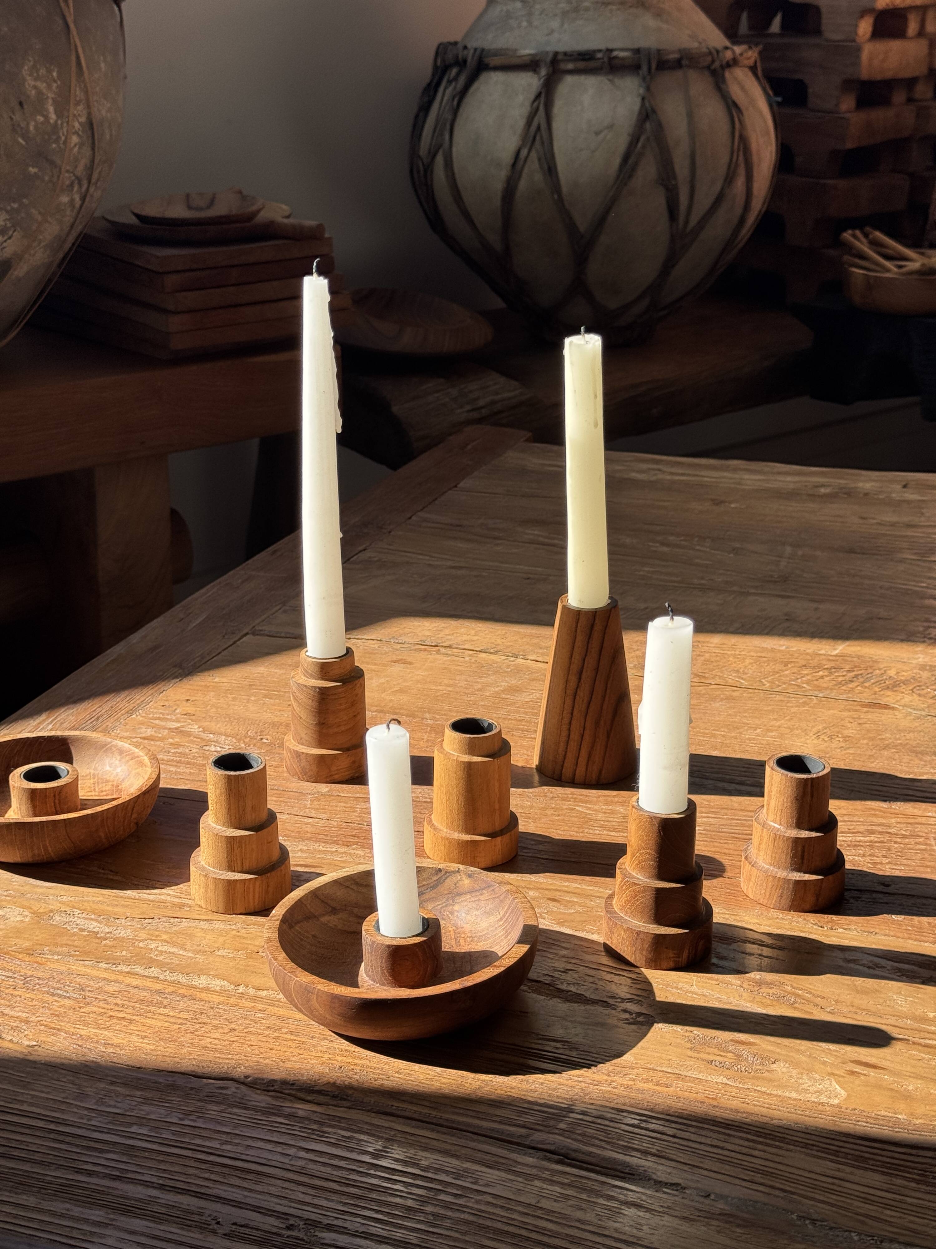 Circular teak monoxyle candlestick, pyramidal with a high central part H7 D5.