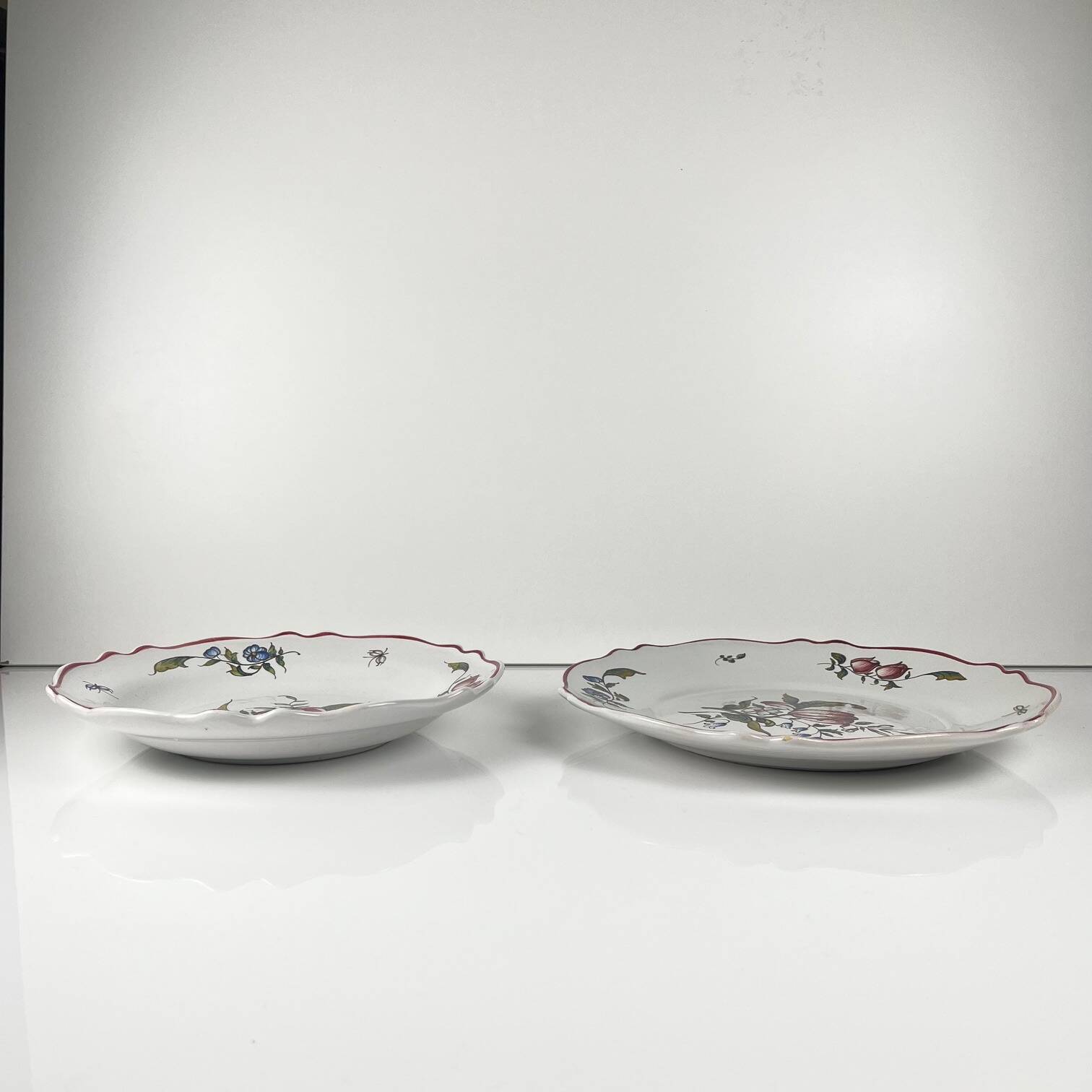Set of 2 hand-painted ceramic dishes with flower pattern