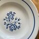 Assiettes creuses dépareillées bleues