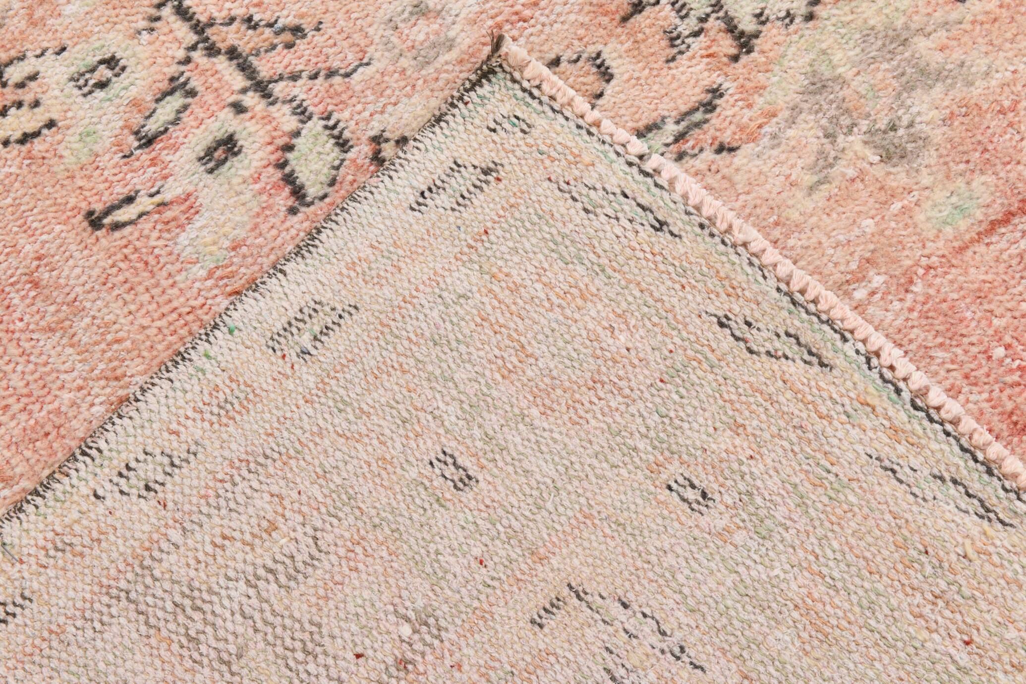 Tapis vintage oriental tons saumon et vert pastel, style faded 300x160