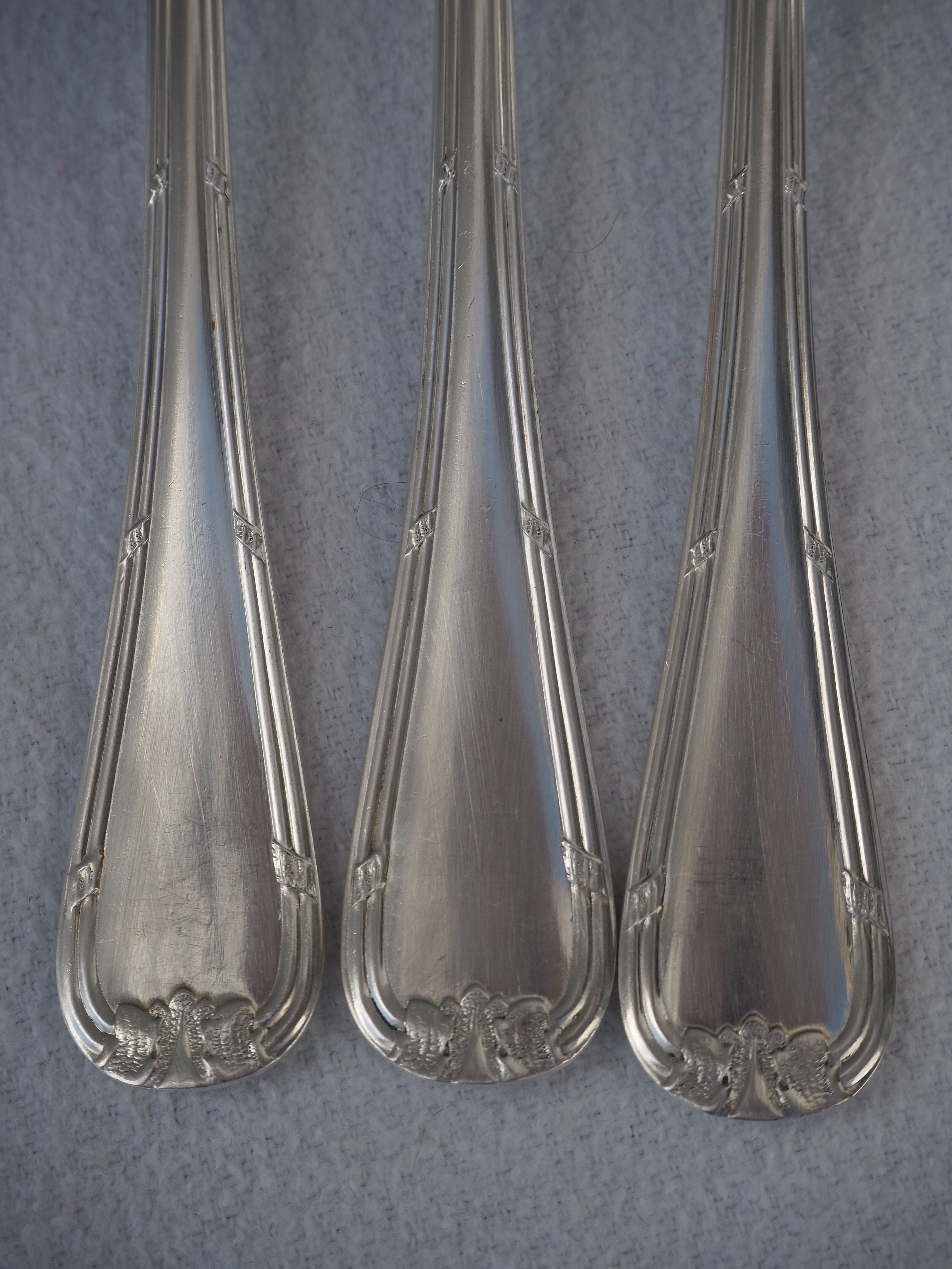 Fish service and its 6 silver-plated cutlery, crossed ribbon model