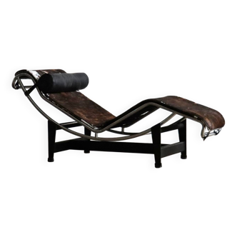 Chaise Longue Cassina LC4 En Peau De Poney Par Le Corbusier et Charlotte Perrian