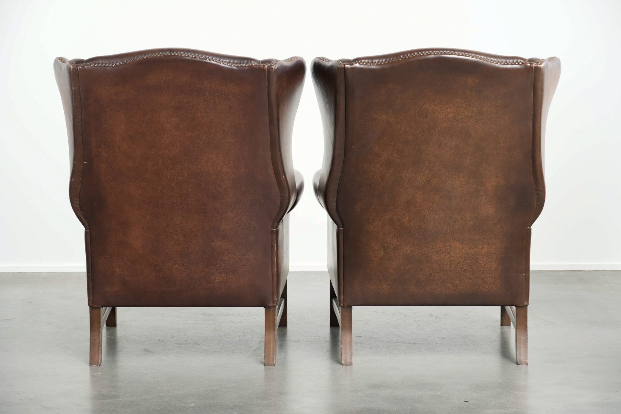 Set of 2 cow leather wingback armchairs in English style