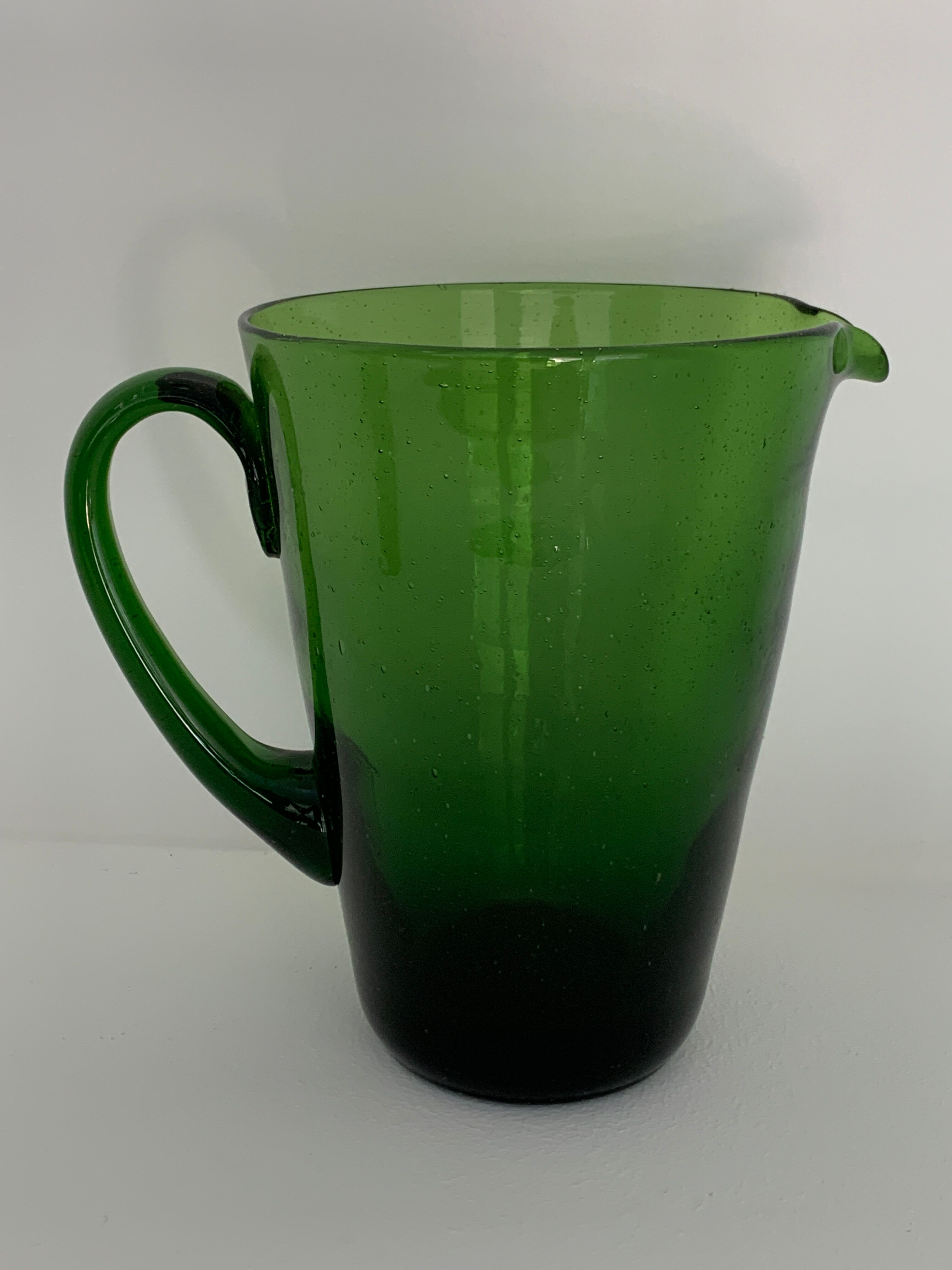 Carafe et 6 verres en verre vert bullé