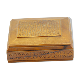 Boite en bois sculpté