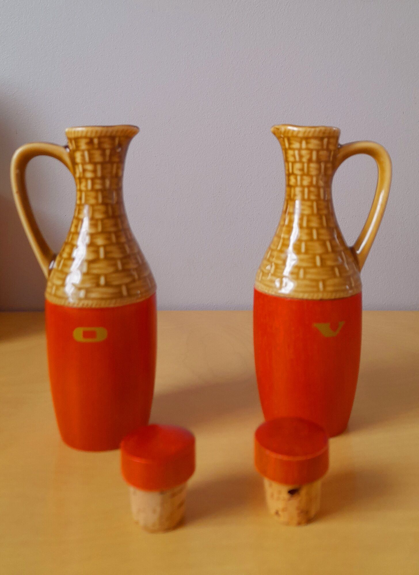 Oil and vinegar service in ceramic and wood