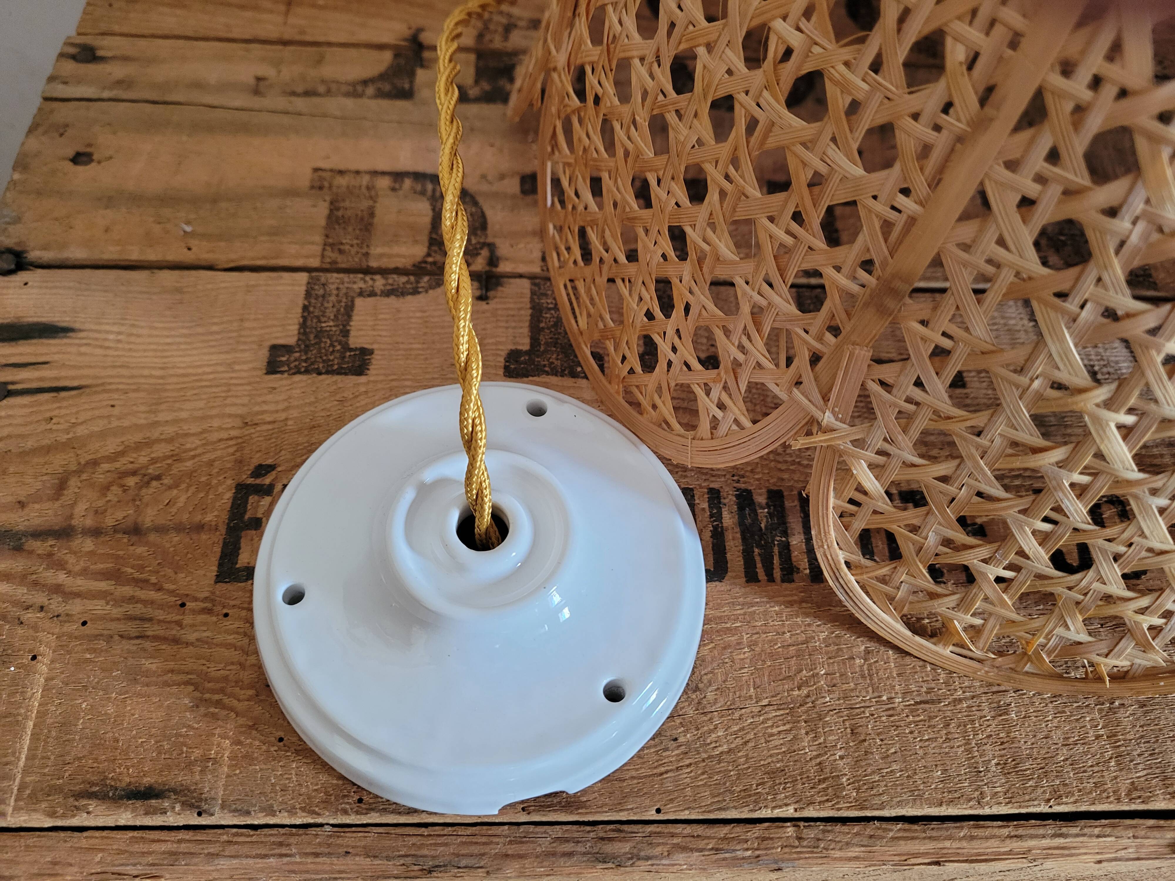 Openwork rattan suspension