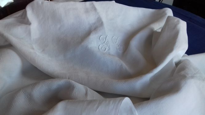 Lot d'un service de table comprenant une nappe et 6 serviettes