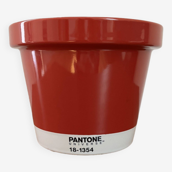 Pantone Universe x Serax red planter