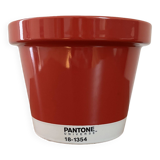 Pantone Universe x Serax red planter