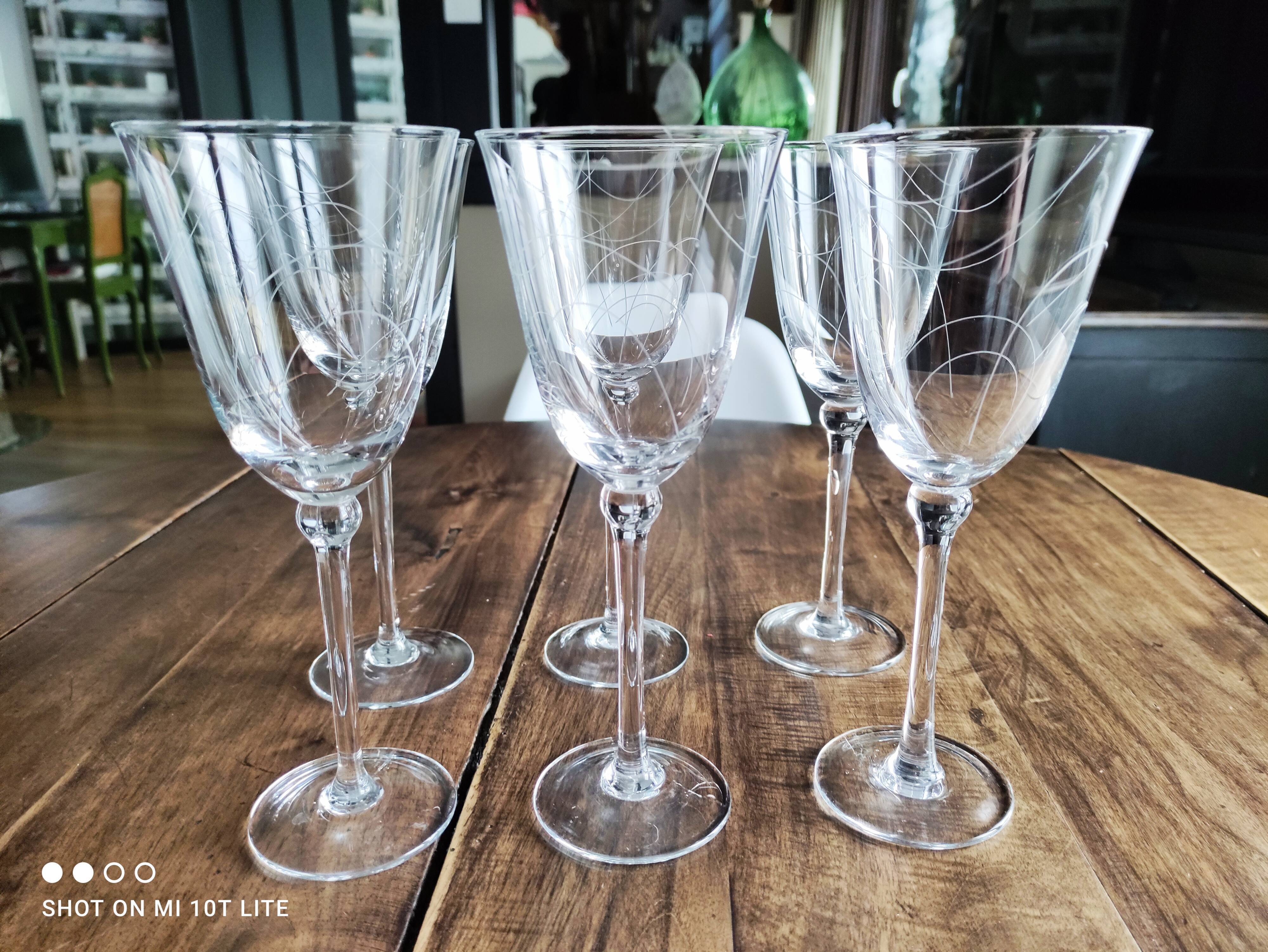 Set of 6 tulip shape wine glasses in voluted glass