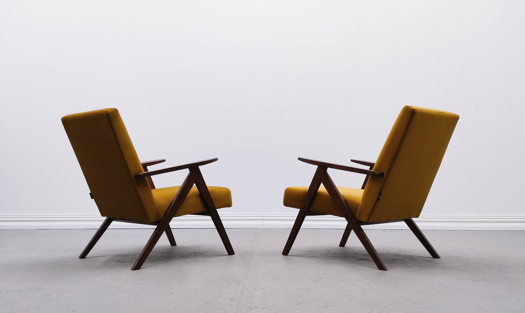 Mid-century Easy Model B armchair - 310 Var in Goldenrod velvet